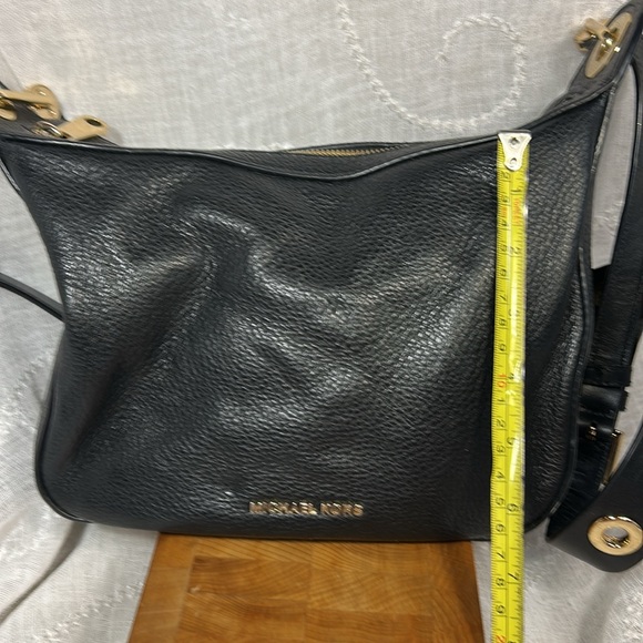 Michael Michael Kors pebbled leather with gold hardware crossbody shoulder bag - Picture 3 of 16